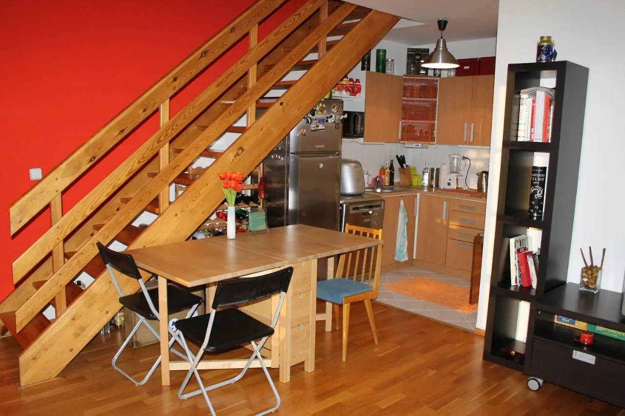 Sunny Two-Story Apartment Kyje Prag